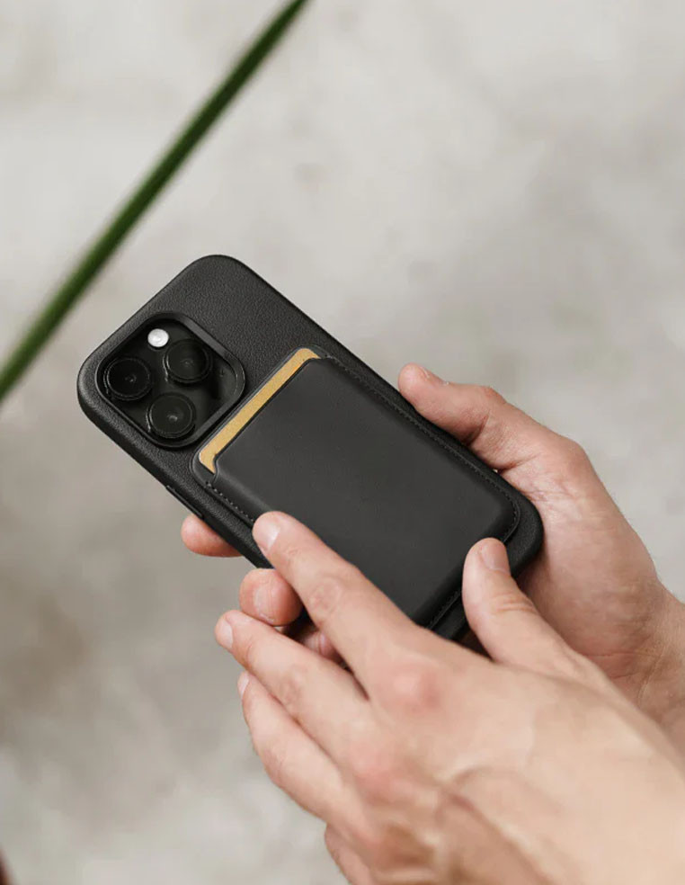 MagSafe black card case in genuine leather for iPhone