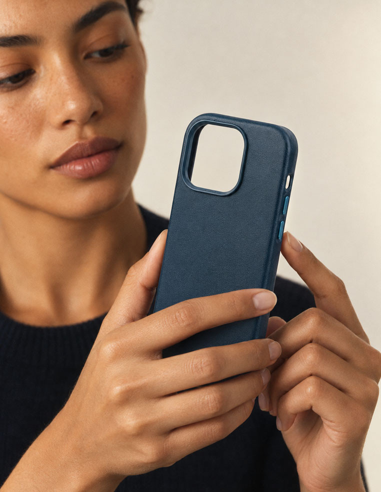 Coque iPhone en cuir bleu marine pour femme