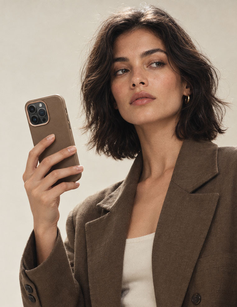 Coque iPhone en cuir marron taupe pour femme