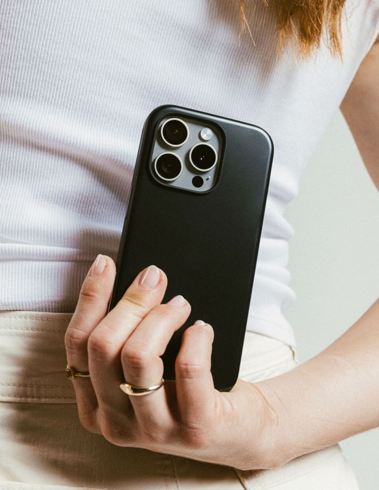 Coque iPhone en cuir noir pour femme